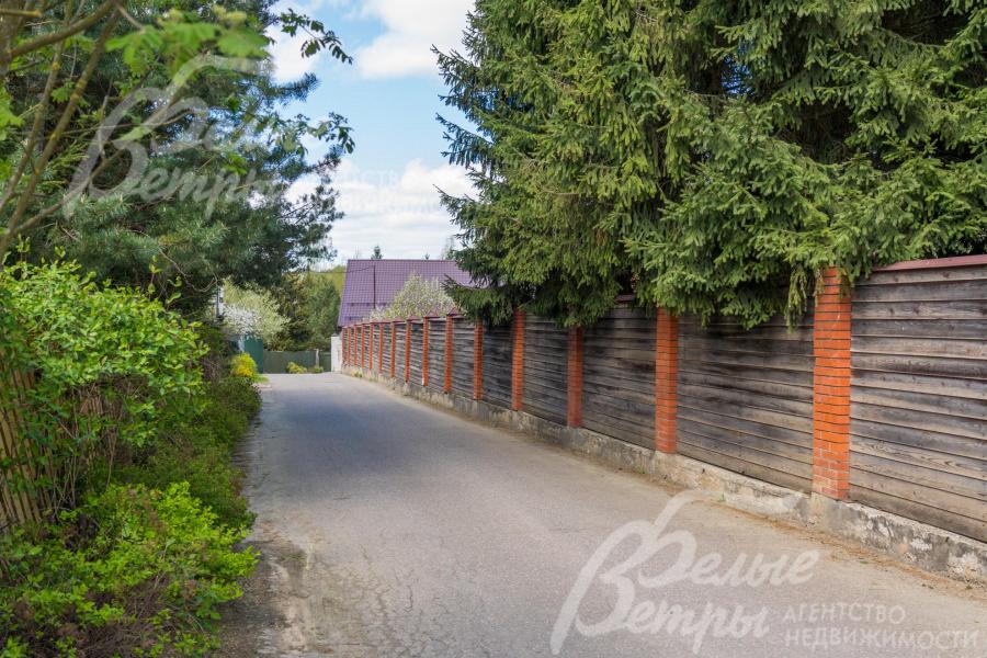 Участок огорожен, до него ведёт широкая асфальтированная дорога с освещением