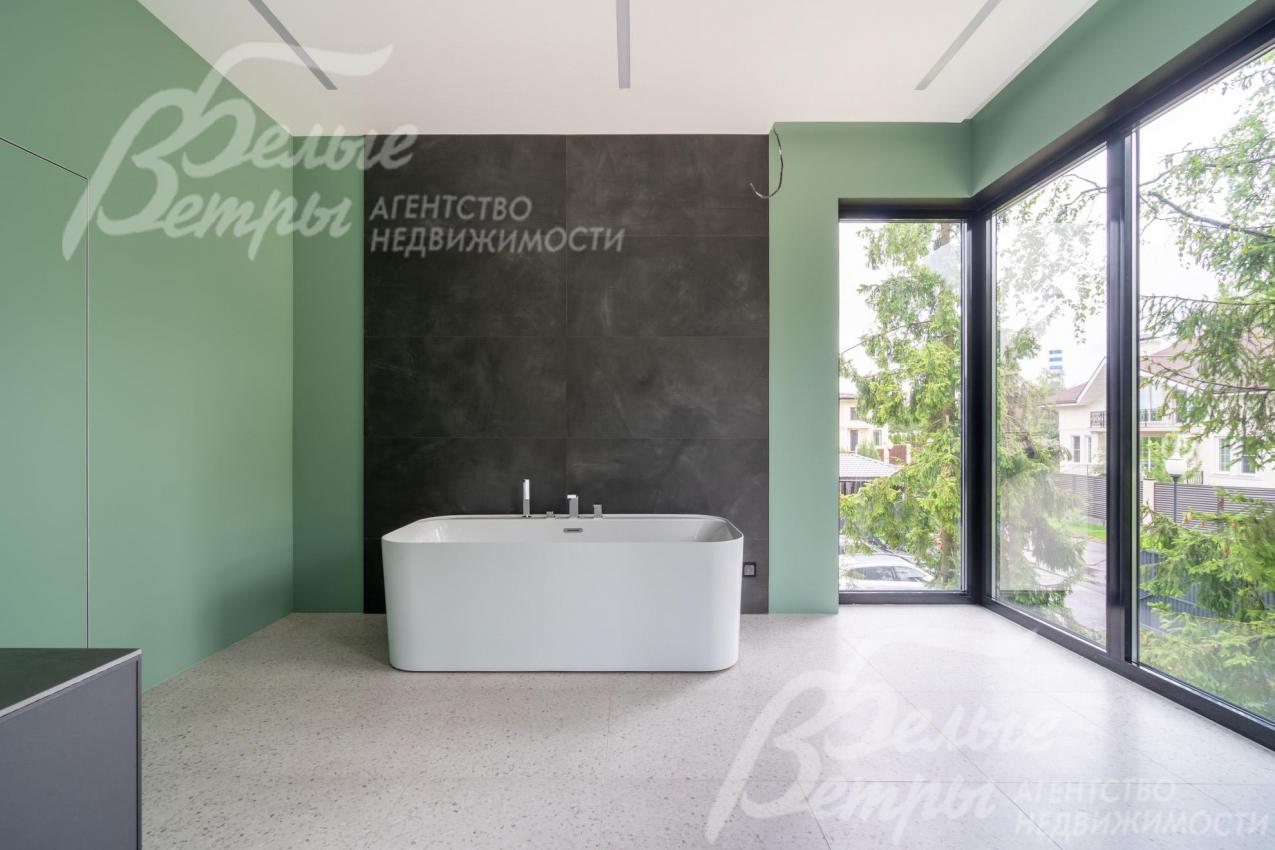 Ванная мастер-спальни с панорамным остеклением, есть зона душевой