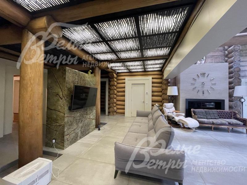 Зона ТВ в гостиной со стеной из мрамора.