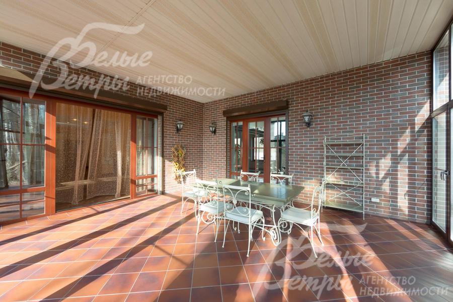 Выйти на веранду можно из Гостиной и из СПА-зоны