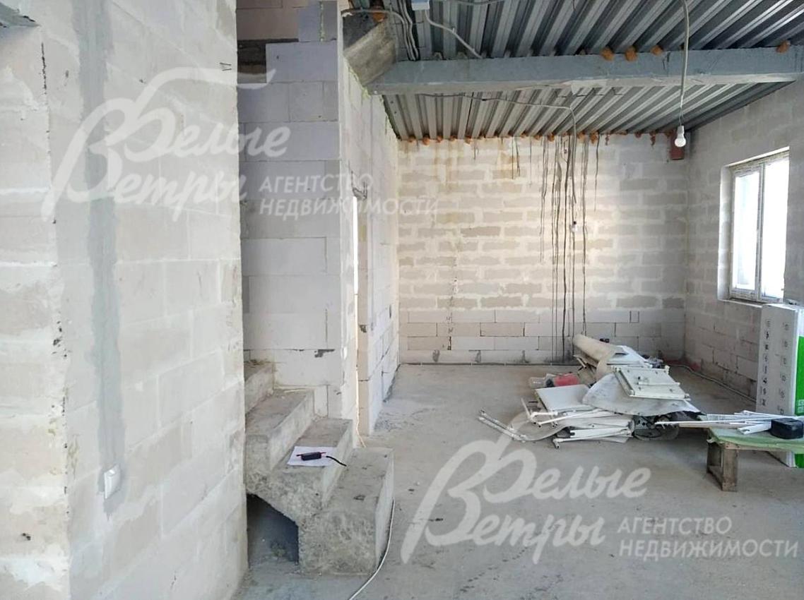 Выполнены разводка отопления, лучевая система водоснабжения, канализация, электричество (3 точки на комнату)