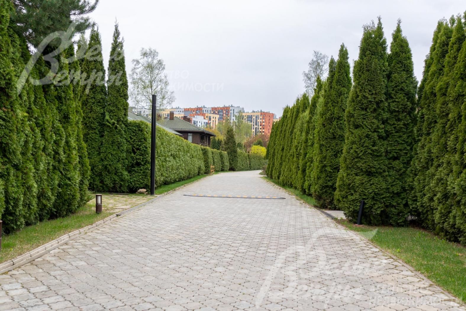 У дома уложена тротуарная плитка Braer Ригель цвета «Ночь»