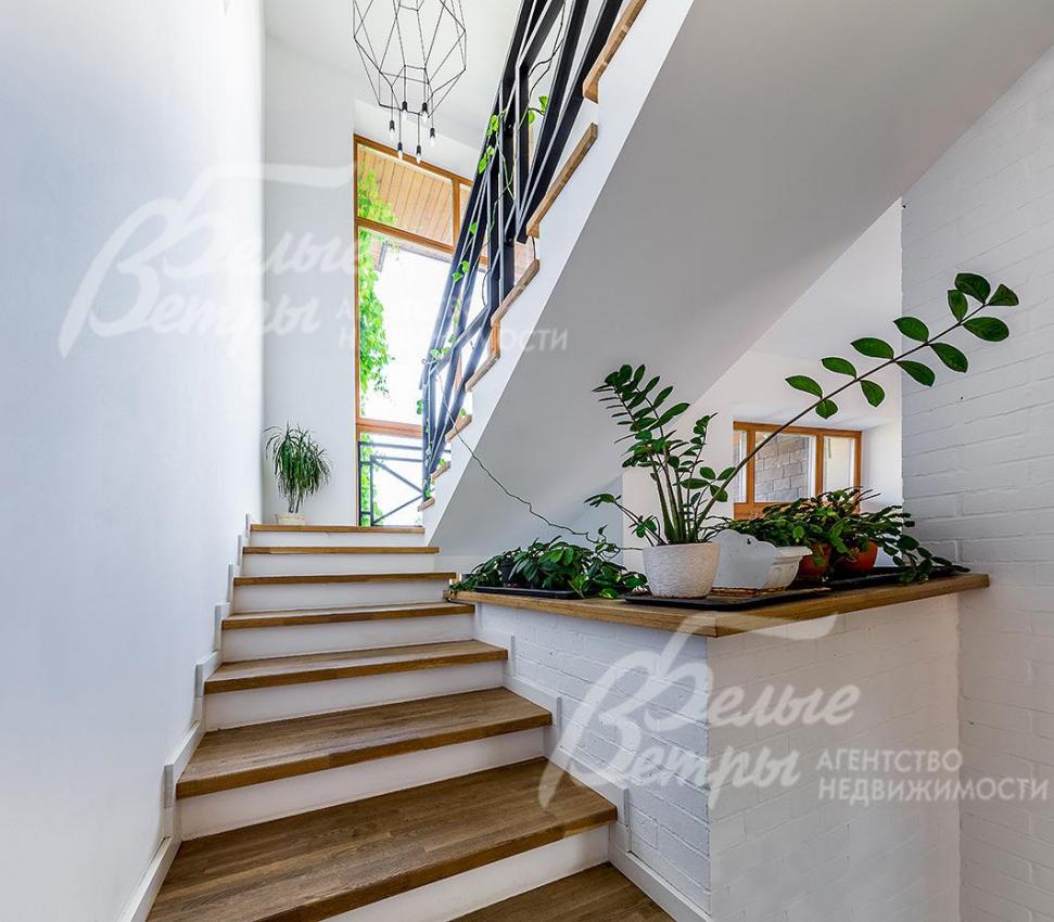 В доме 2 лестницы