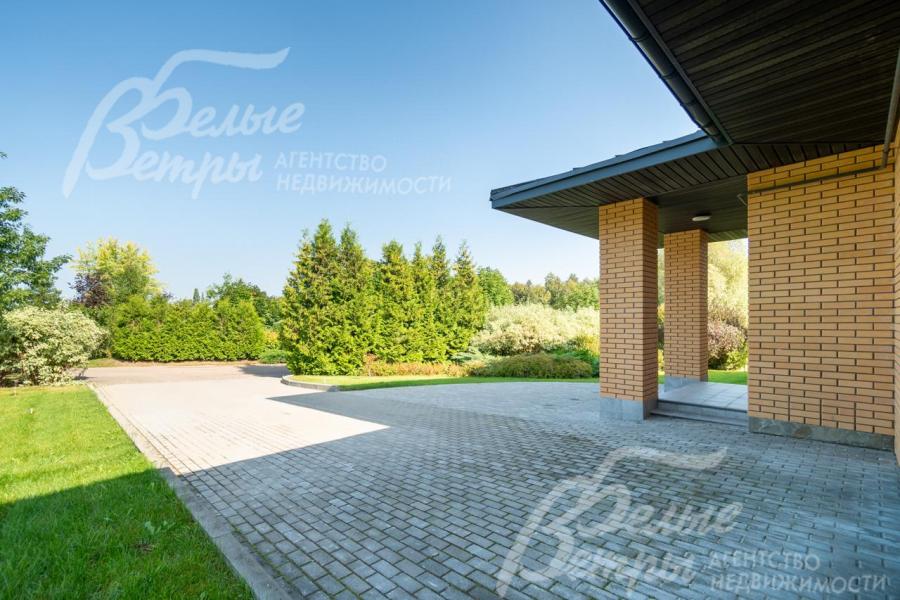 Большая парковка на 4 авто.