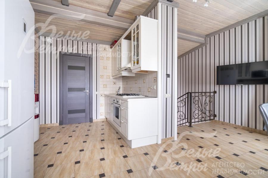 На полу в зоне кухни - плитка, пол с подогревом