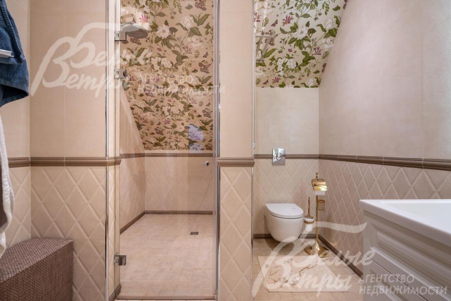 Санузел на мансардном этаже - с удобной душевой кабиной (во всех санузлах - смесители Hansgrohe)