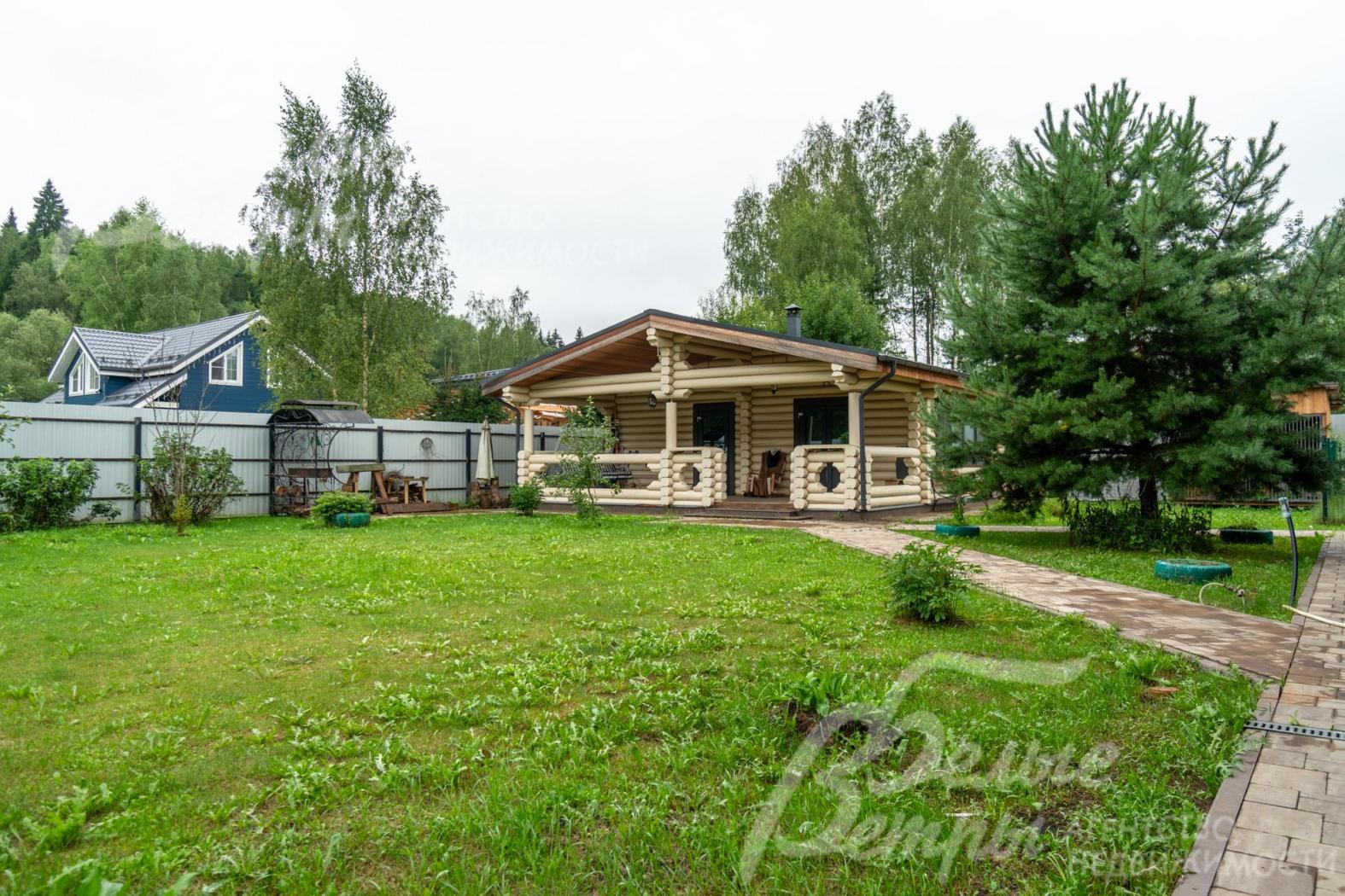 Высажен газон, ели, декоративные кустарники и растения, дорожки выложены плиткой