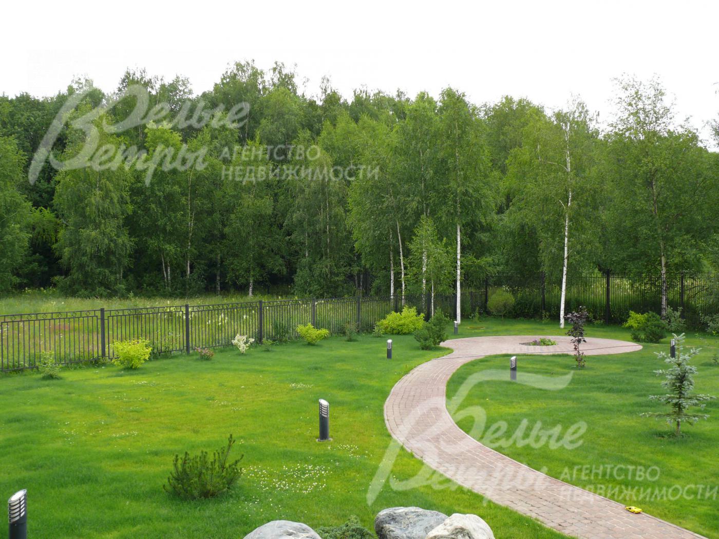 Участок имеет свой выход в лес.