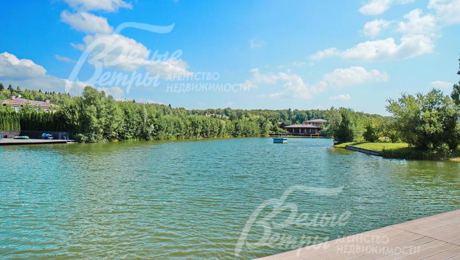 Внутри поселка озеро около 3 га