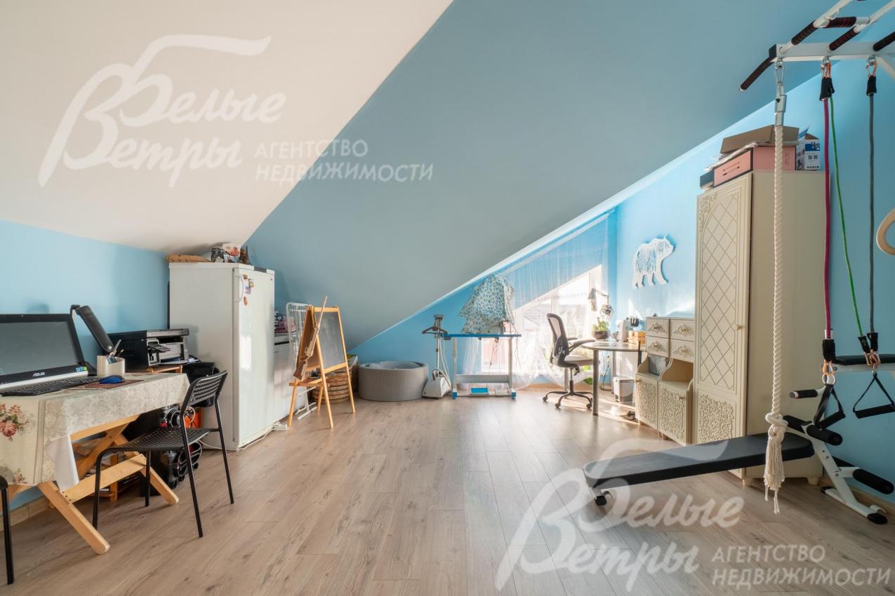 Игровая комната с рабочей зоной и спортивным уголком на мансардном этаже