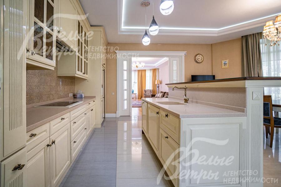 Кухня с островом оснащена всей необходимой встроенной техникой SMEG