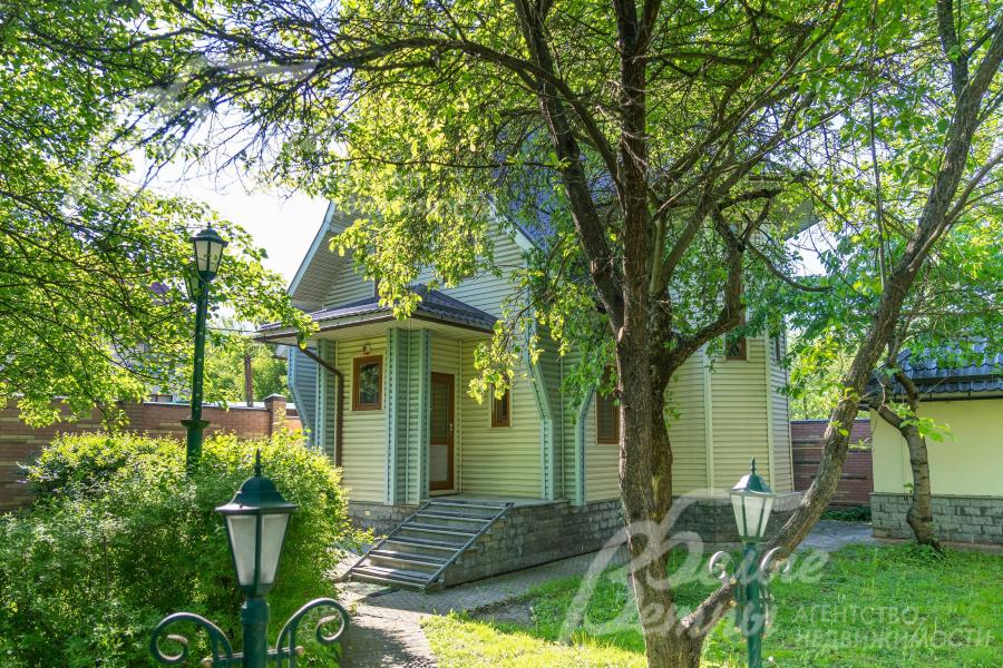 На участке баня из бруса