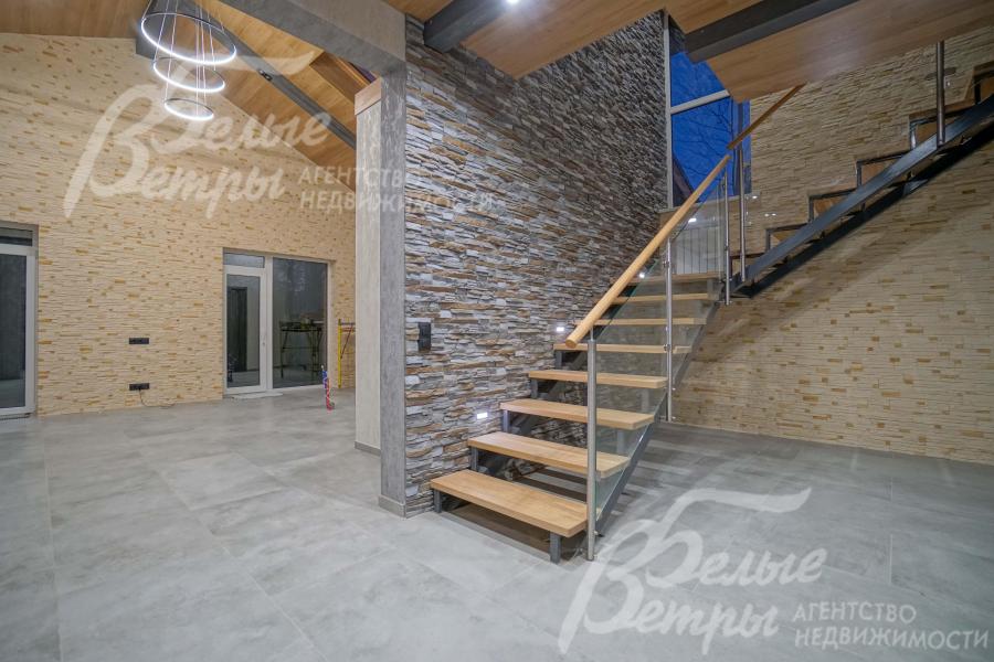 Лестница деревянная на металлическом каркасе со стеклянными перилами