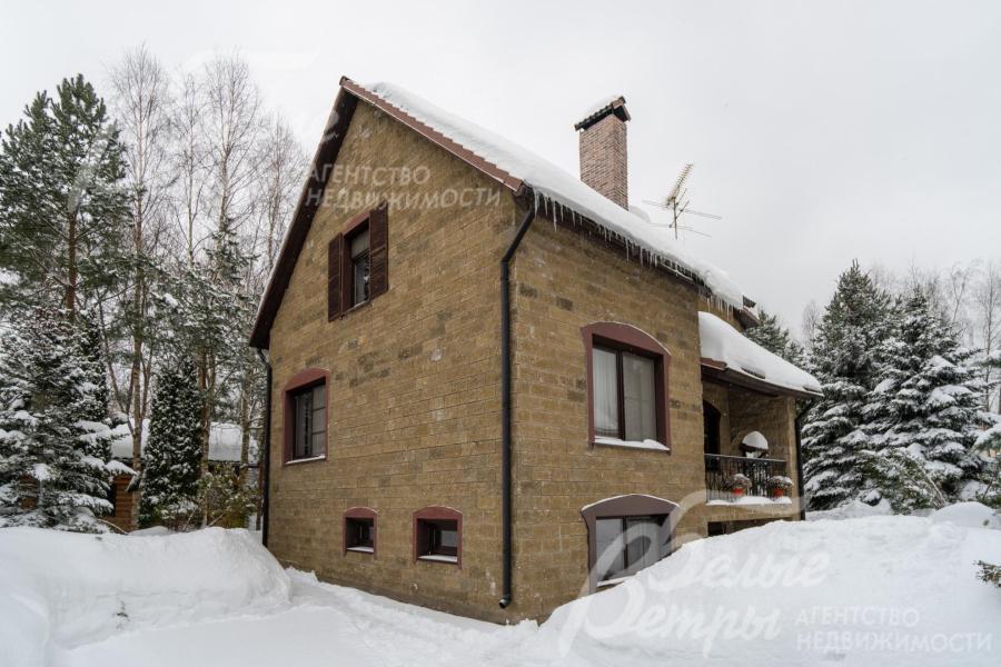 Внешние стены дома облицованы искусственным камнем, имитирующим натуральный песчаник (основная часть дома) и клинкерный кирпич (пристройка гостиной-кухни-столовой)