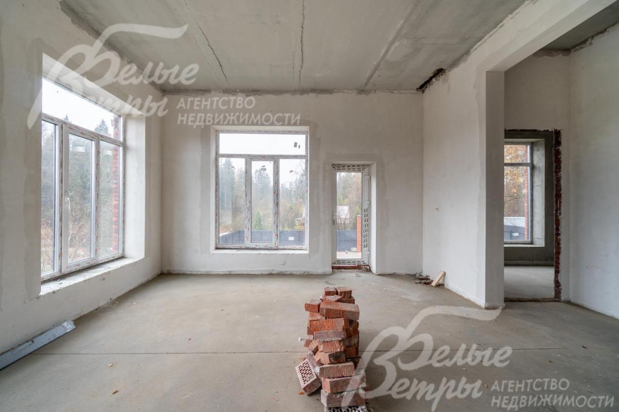 В коридоре можно организовать лаунж‑зону или выполнить эффектное оформление пространства