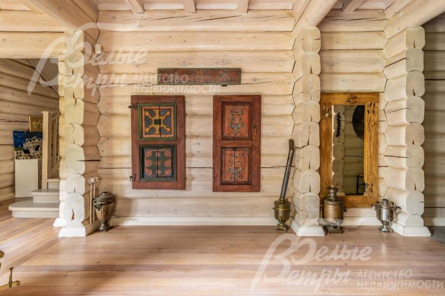 Антикварные предметы интерьера в холле 