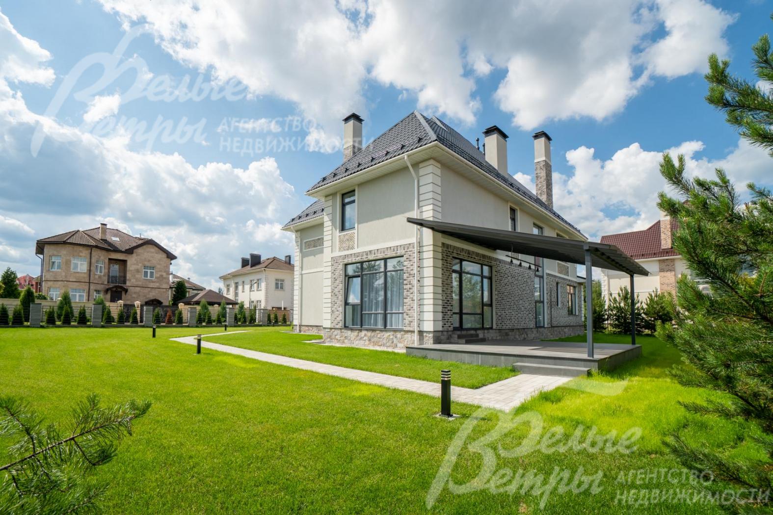 Ухоженный участок с газоном и освещением