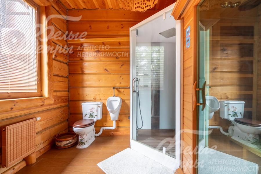 Один из санузлов с душевой и инфракрасной сауной