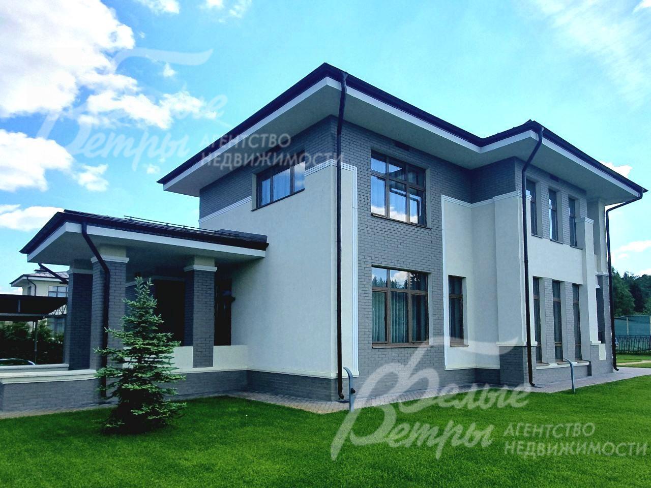 Из дома есть выход на террасу и участок.