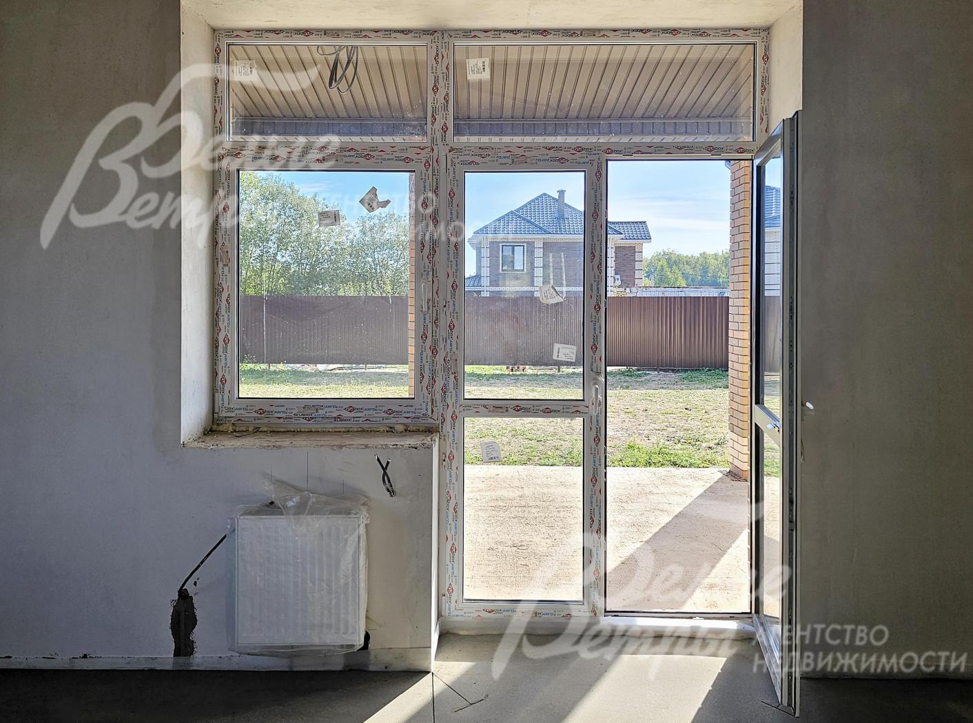 Из кухни-столовой - выход на просторную крытую террасу