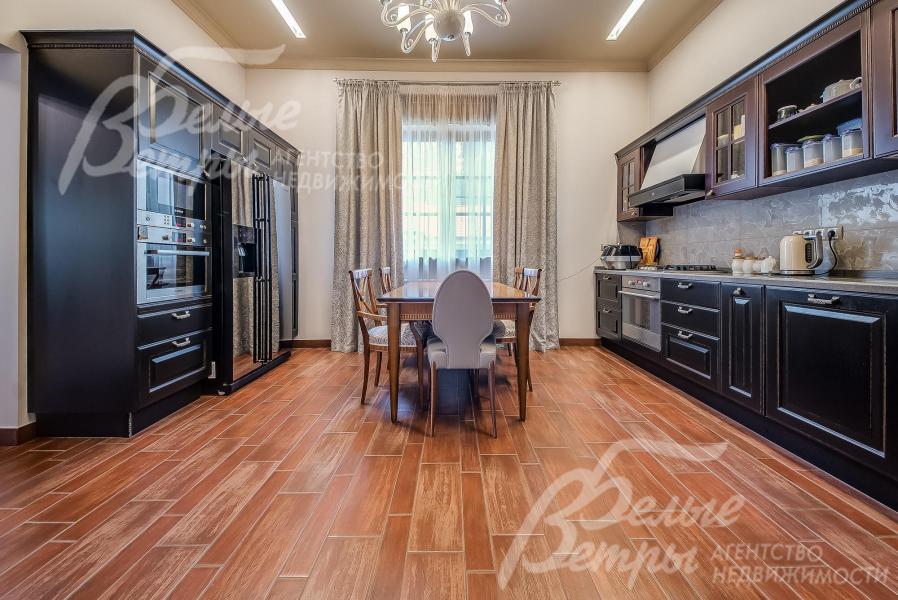 На кухне на полу плитка