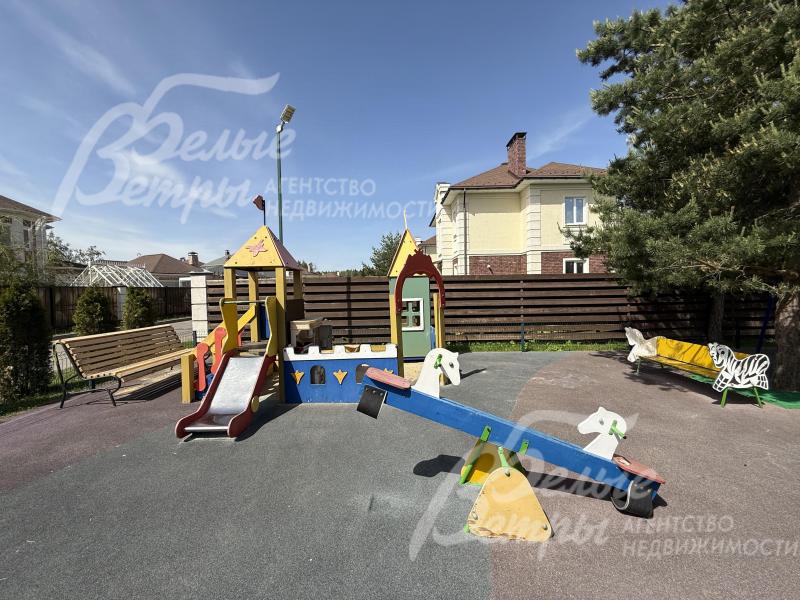 На территории детского парка - много качелей, горок, есть скамейки для отдыха