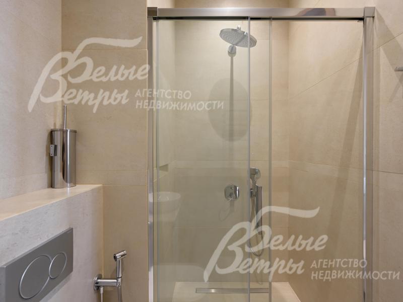 Общий санузел с душевой кабиной