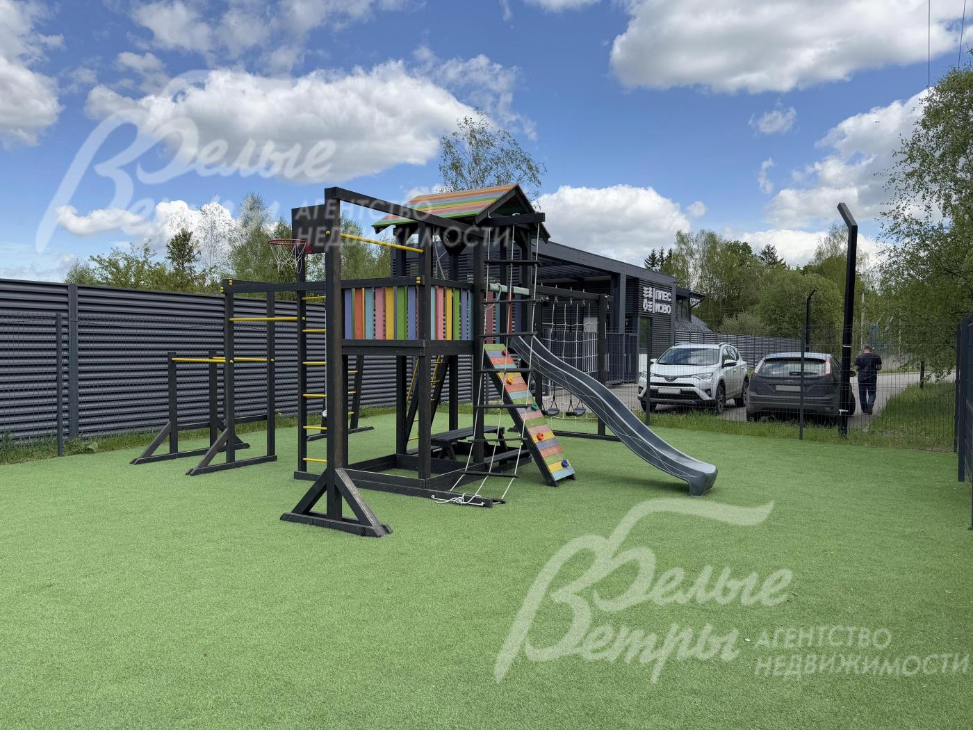 Детская площадка у въезда в посёлок