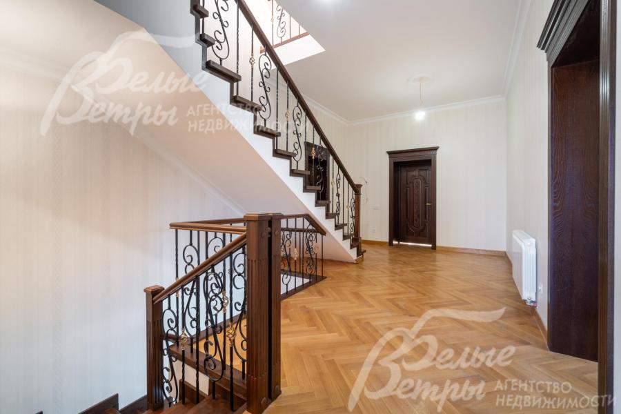 Холл второго этажа с интерьером в классическом стиле с акцентом на элегантность