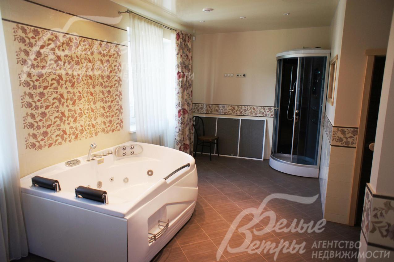 Большой санузел с ванной-джакузи