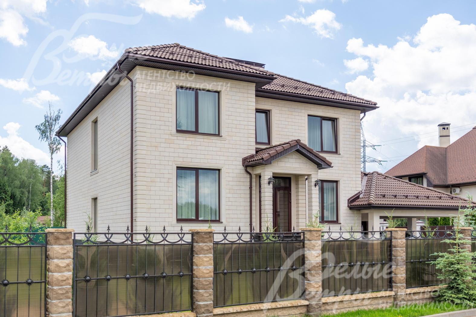 Навес для 2 авто, к нему примыкает открытая парковка на 2 авто