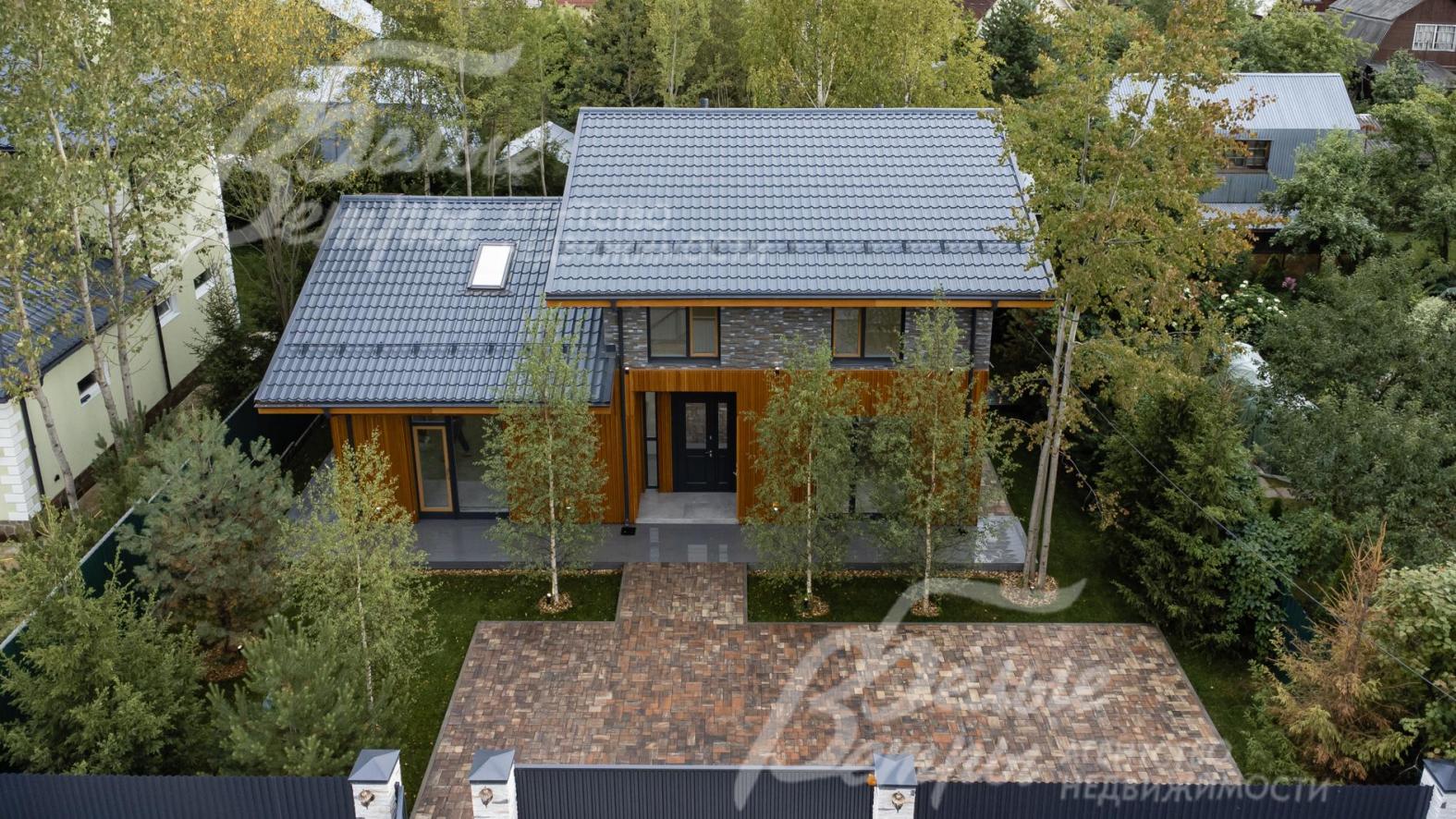 Участок расположен в середине поселка