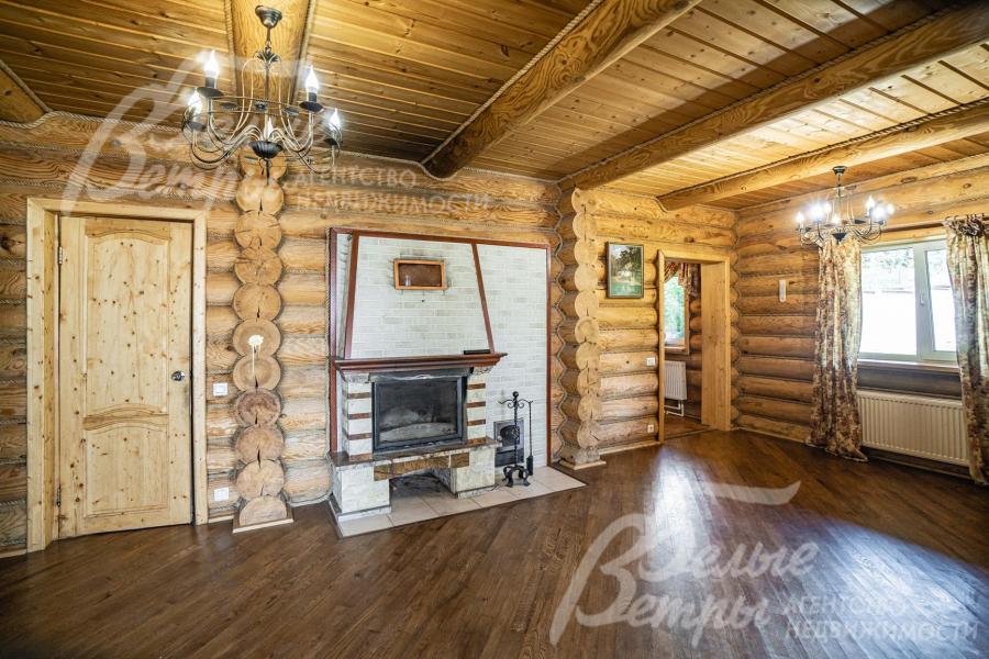 Холл с камином в доме