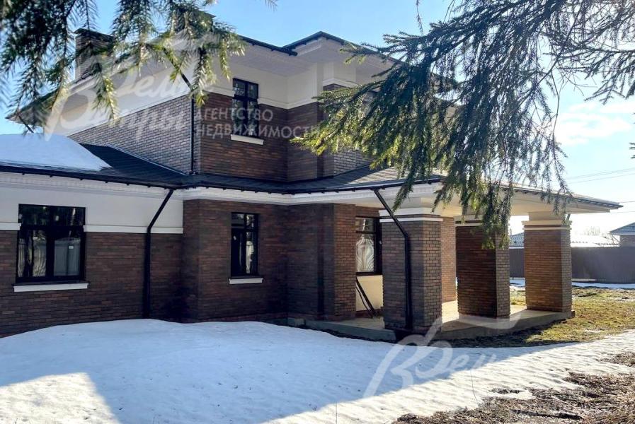 Дом гармонично вписан в ландшафт участка, строгие линии архитектуры сочетаются с природной эстетикой окружающего пространства