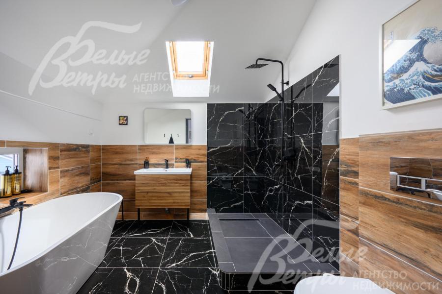 Санузел при мастер-спальне - с душевой и отдельно стоящей ванной. Санузлы в доме отделаны в едином стиле