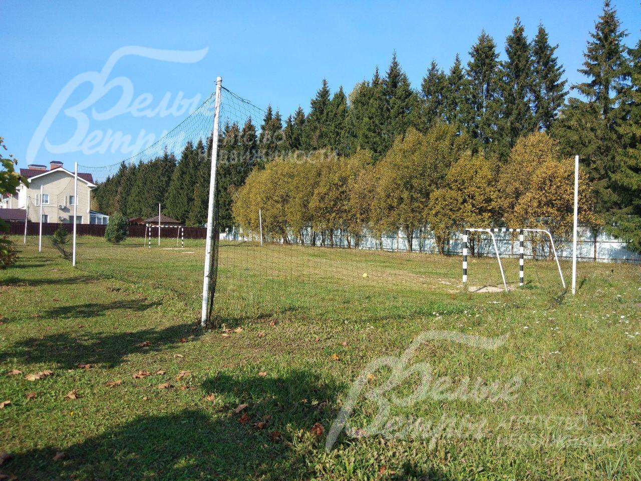 Футбольное поле на территории поселка