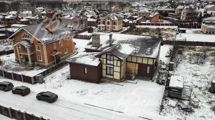 Участок огорожен деревянным забором на метал. столбах с бетонным цоколем