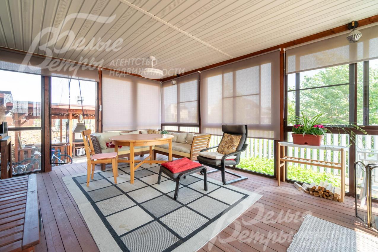 На первом этаже - утепленная крытая терраса с панорамным остеклением