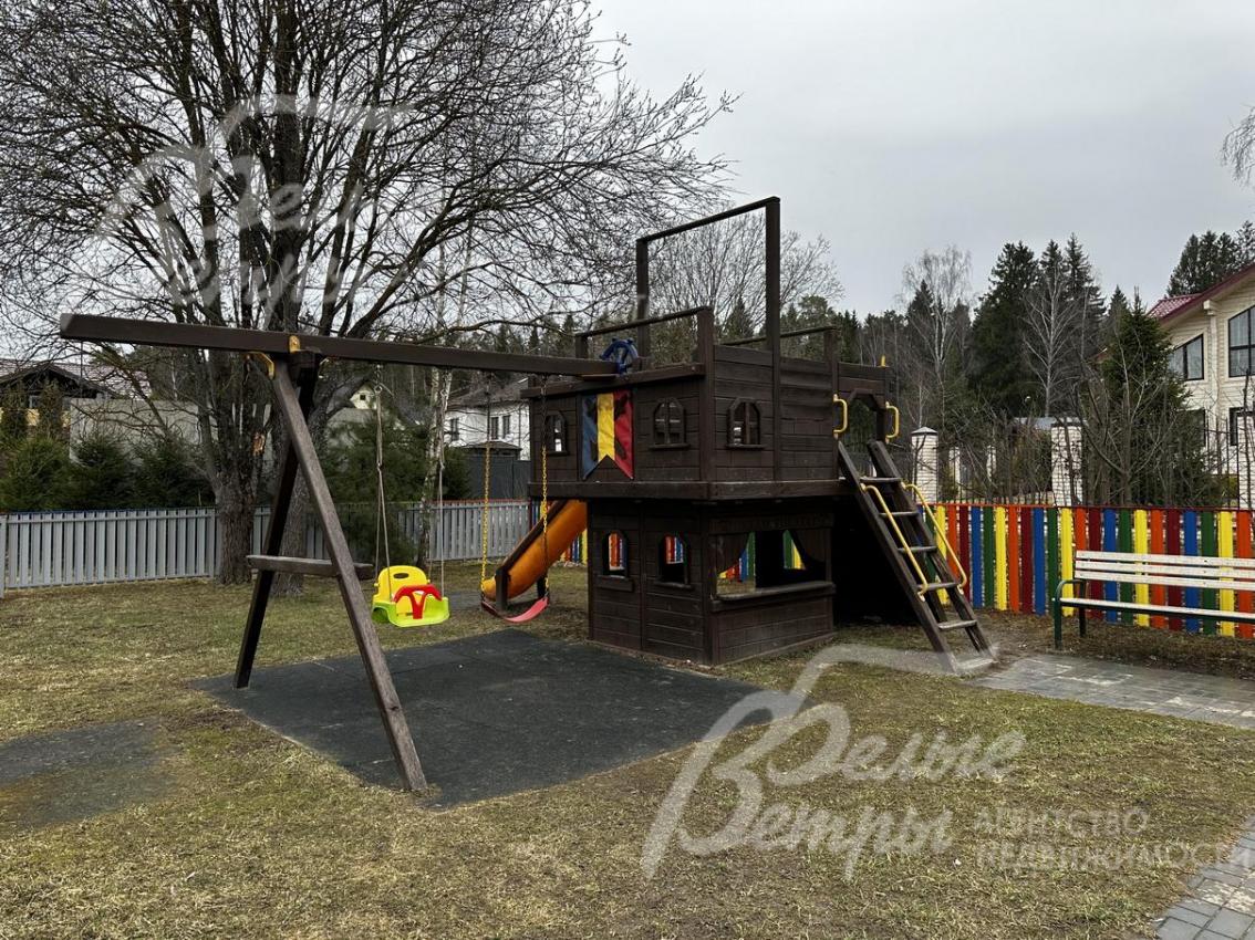 Детская площадка на территории поселка Лесной Пейзаж