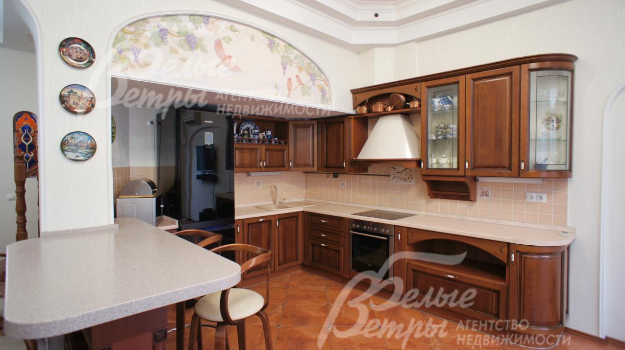 Кухня (Италия). Фасады массив дерева (Вишня), ручки фарфоровые