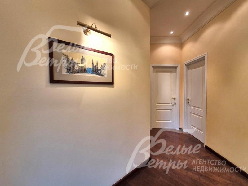 На стенах картины в общей стилистике дома.