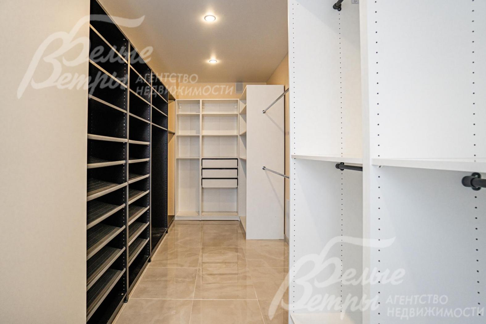 Гардеробная при мастер-спальне