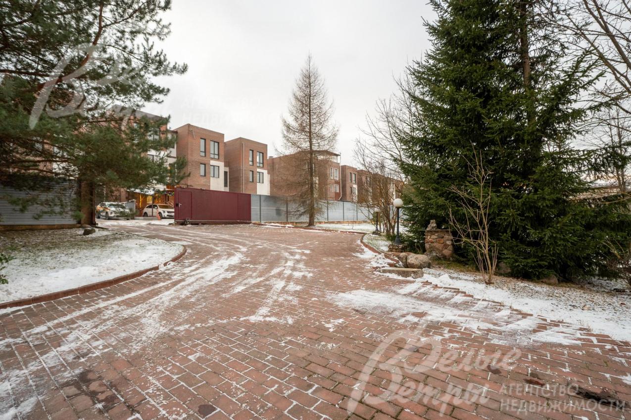 Территория огорожена забором из профлиста на монолитном фундаменте высотой 2 м