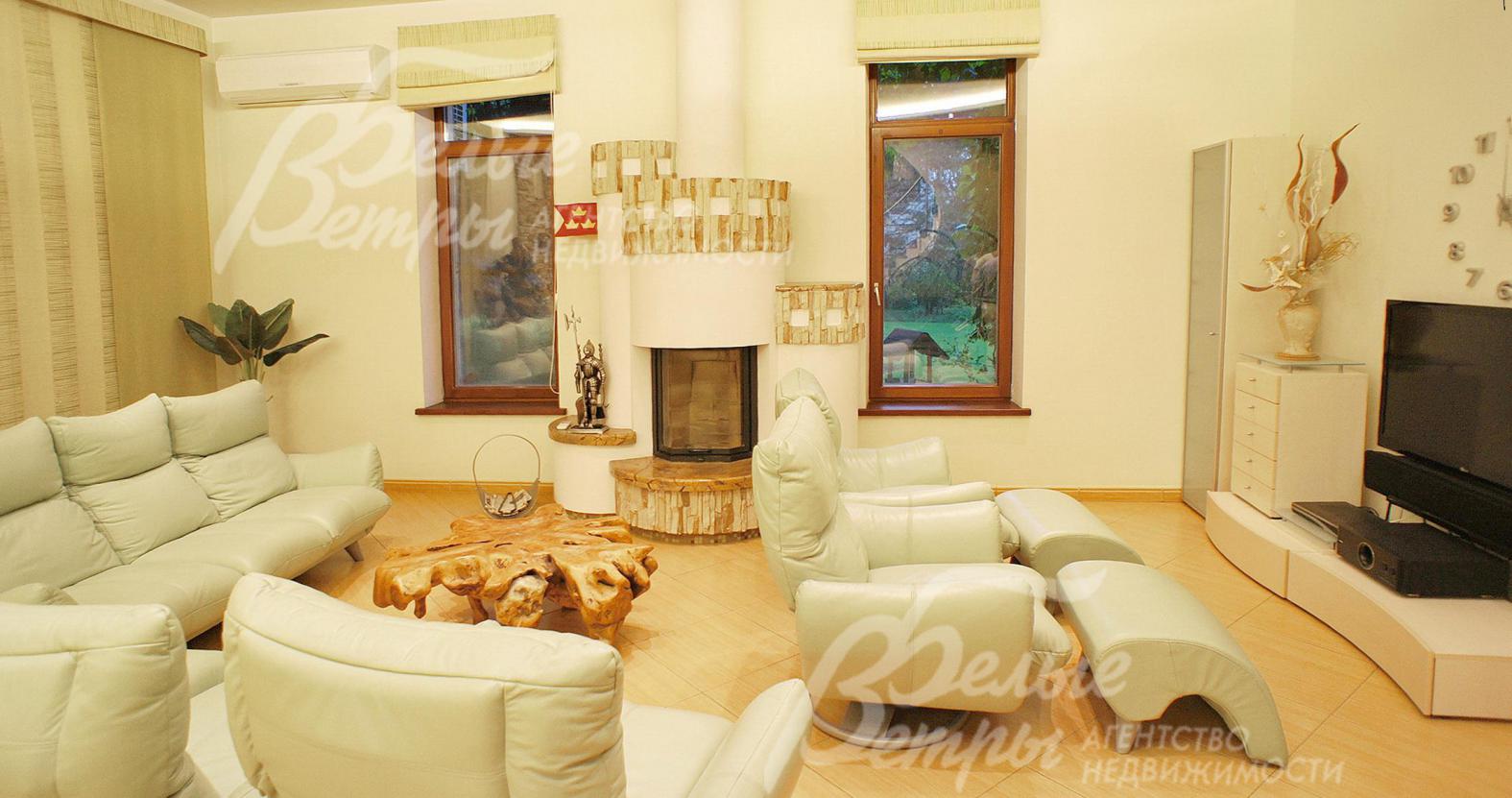 Гостиная с камином, облицованным искусственным камнем и мраморными вставками