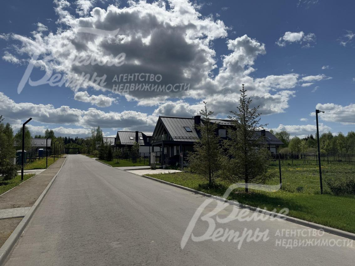 В поселке асфальтовая дорога с тротуаром, освещенная