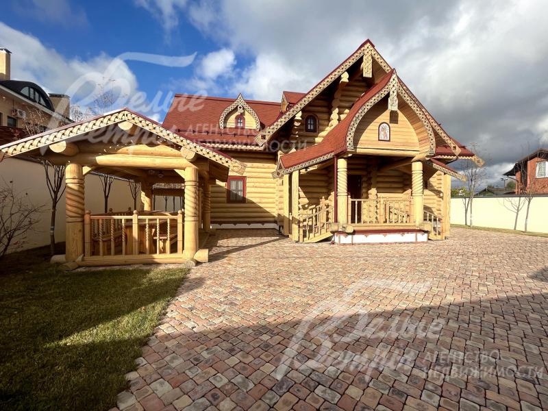 Рядом с домом построен бревенчатый колодец в русском стиле