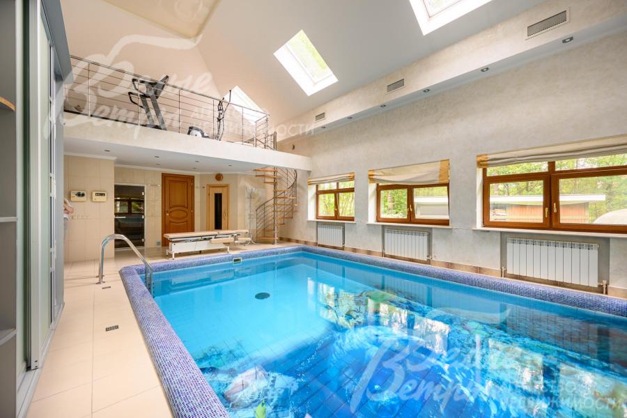 Скиммерный бассейн с противотоком, хаммам и сауна