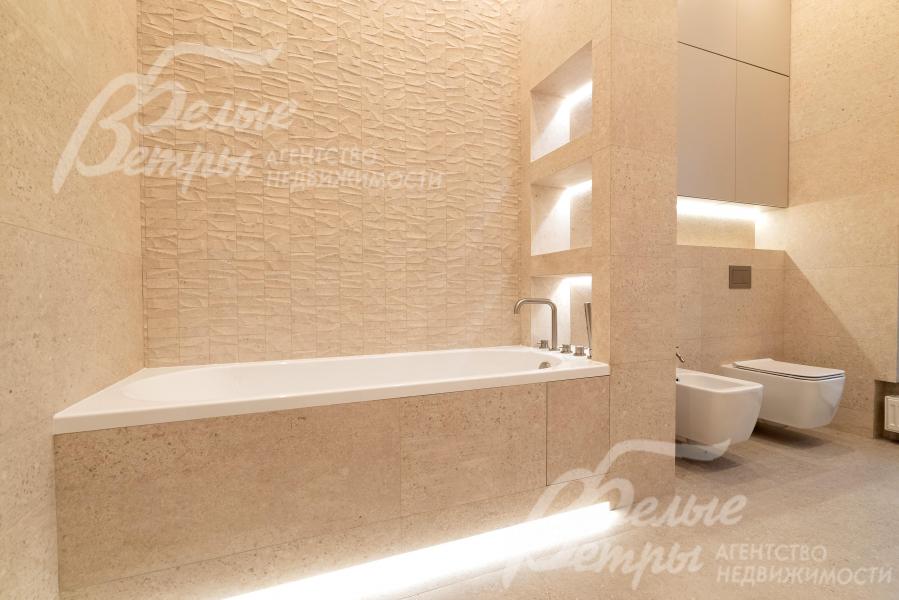 Один из санузлов - с ванной и душевой, отделка - плиткой Porcelanosa