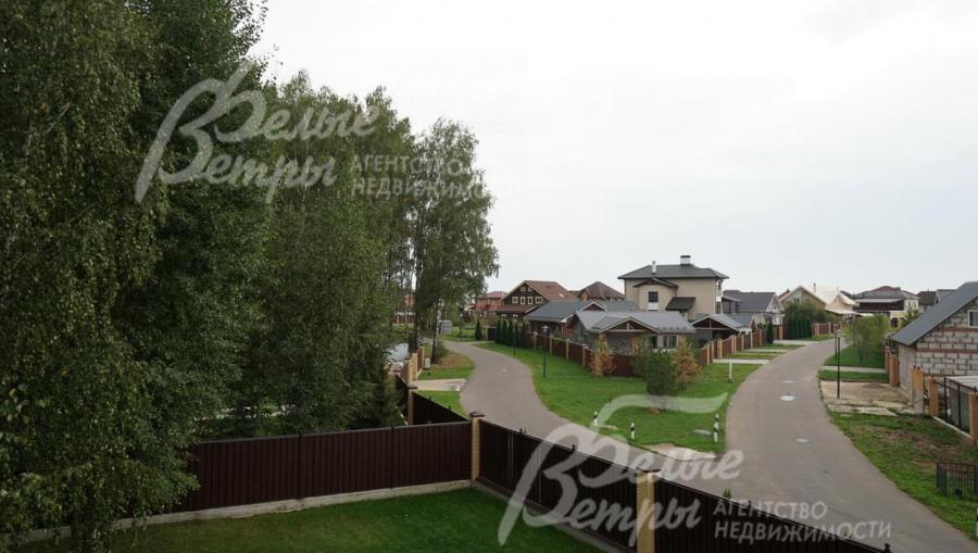 Вид с террасы на участок и поселок