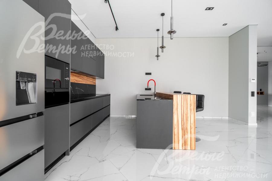 Гарнитур - с матовыми фасадами из МДФ тёмно-серого цвета с автоматическим закрыванием верхних шкафов кнопками